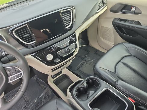 Used 2023 Chrysler Pacifica Touring-L FWD image 10