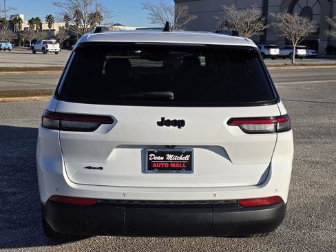 Used 2023 Jeep Grand Cherokee L Laredo image 3