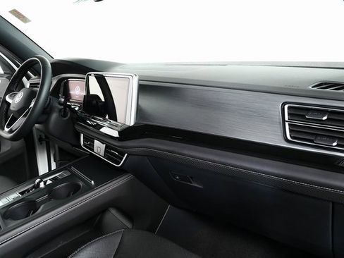 Certified 2025 Volkswagen Atlas Cross Sport SE image 18