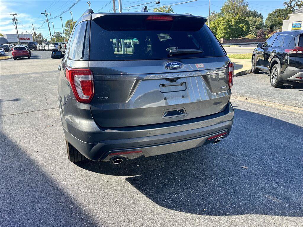 Used 2017 Ford Explorer XLT w/ Equipment Group 202A AWD/4WD image 4