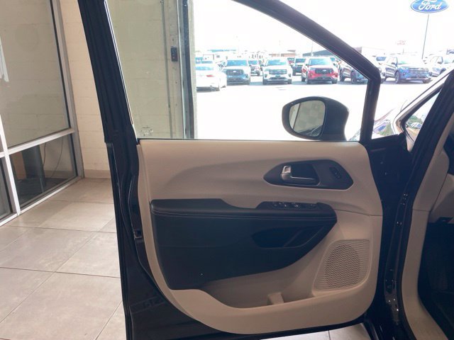 Used 2023 Chrysler Pacifica Touring-L FWD image 12