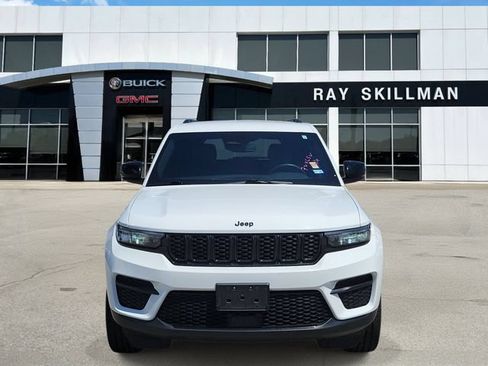 Used 2023 Jeep Grand Cherokee Altitude RWD image 2
