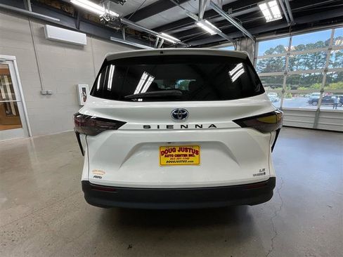 Used 2023 Toyota Sienna LE AWD/4WD image 4