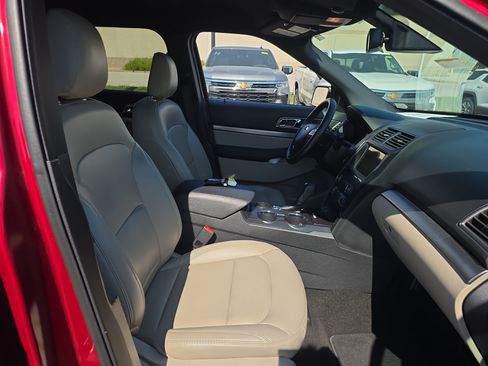 Used 2019 Ford Explorer XLT w/ Equipment Group 202A FWD image 7