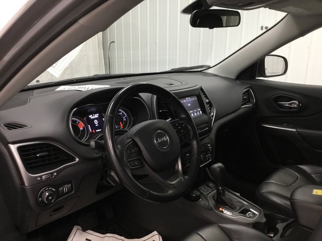Used 2019 Jeep Cherokee Latitude Plus w/ Cold Weather Group AWD/4WD image 11