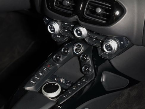 Used 2022 Aston Martin V8 Vantage image 20