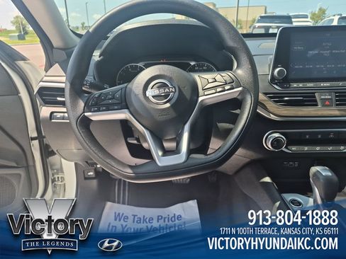 Used 2025 Nissan Altima 2.5 SV FWD image 13