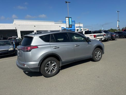 Used 2018 Toyota RAV4 LE w/ Carpet Mat Package AWD/4WD image 3