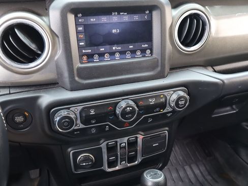 Used 2018 Jeep Wrangler Unlimited Sahara AWD/4WD image 6