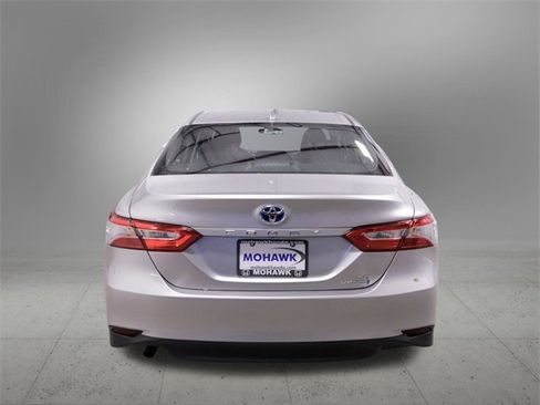 Used 2020 Toyota Camry LE image 5