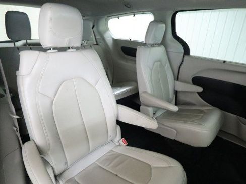 Used 2021 Chrysler Pacifica Touring-L FWD image 14