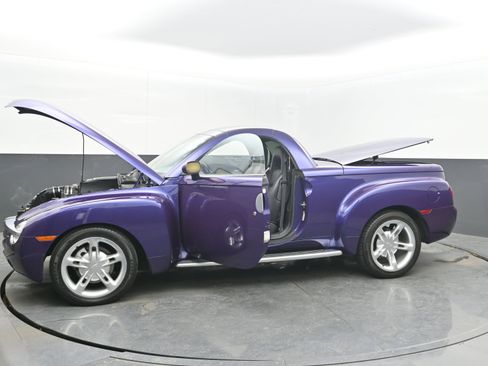 Used 2004 Chevrolet SSR w/ Preferred Equipment Group image 42