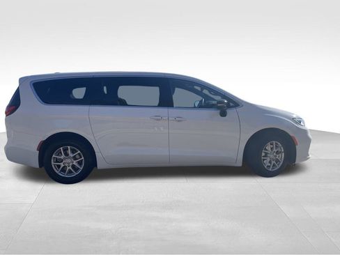 New 2026 Chrysler Pacifica Select image 4