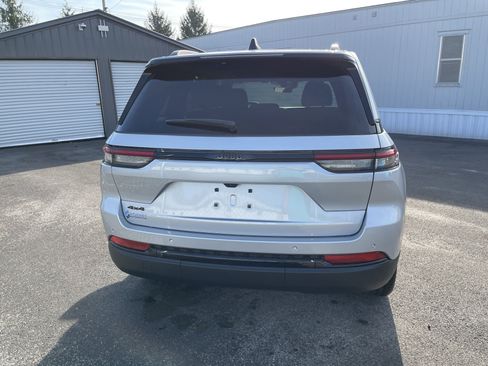 New 2025 Jeep Grand Cherokee 4WD image 4