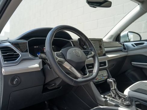 Used 2025 Volkswagen Taos SE w/ Panoramic Sunroof Package AWD/4WD image 4