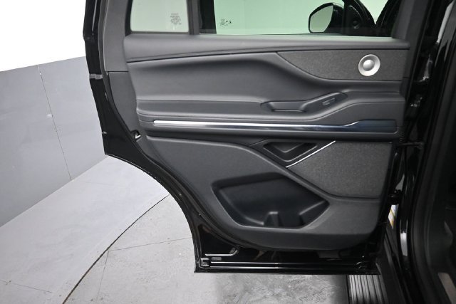 Certified 2025 Lincoln Navigator Reserve AWD/4WD image 23