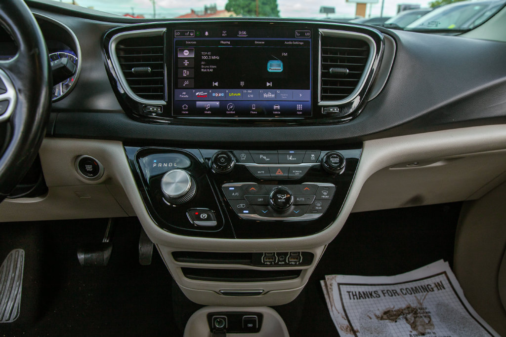 Used 2021 Chrysler Pacifica Touring-L FWD image 16