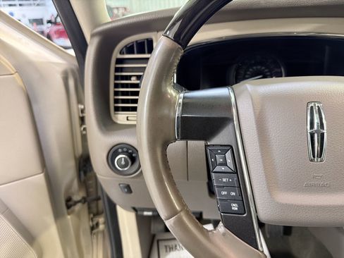 Used 2017 Lincoln Navigator Select RWD image 14