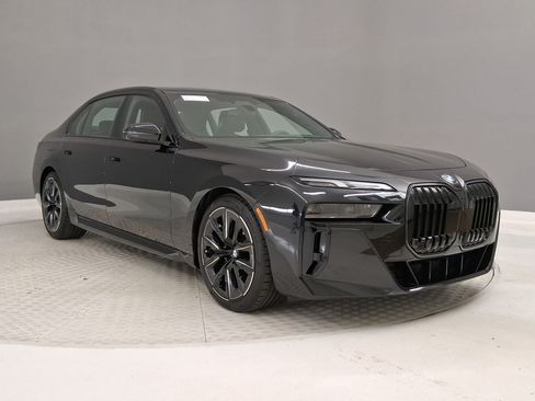 Used 2025 BMW 760i xDrive AWD/4WD image 5