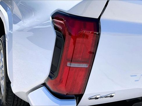 Certified 2025 Toyota Tacoma SR5 w/ SR5 Upgrade Package AWD/4WD image 24