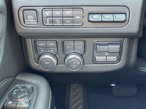 Used 2024 GMC Yukon Denali w/ Advanced Technology Package AWD/4WD image 18