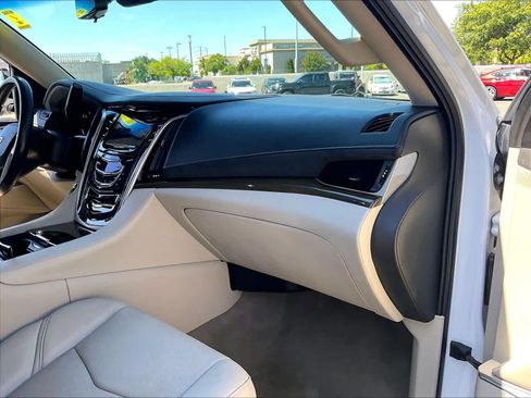 Used 2019 Cadillac Escalade Luxury AWD/4WD image 17