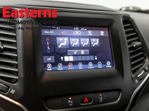 Used 2021 Jeep Cherokee Latitude Plus AWD/4WD image 18