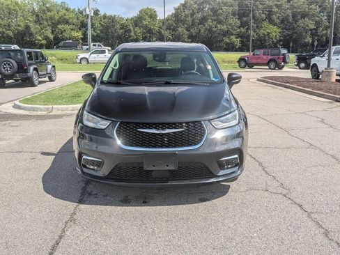 Used 2023 Chrysler Pacifica Touring-L FWD image 8