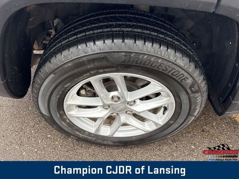 Used 2023 Jeep Grand Cherokee L Laredo image 11