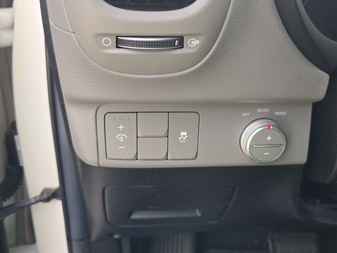 Used 2015 Kia Soul + w/ Audio Package FWD image 17