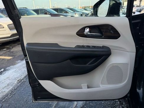 Used 2023 Chrysler Pacifica Limited image 12