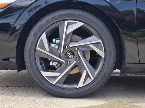 Certified 2026 Hyundai Elantra Limited FWD image 11