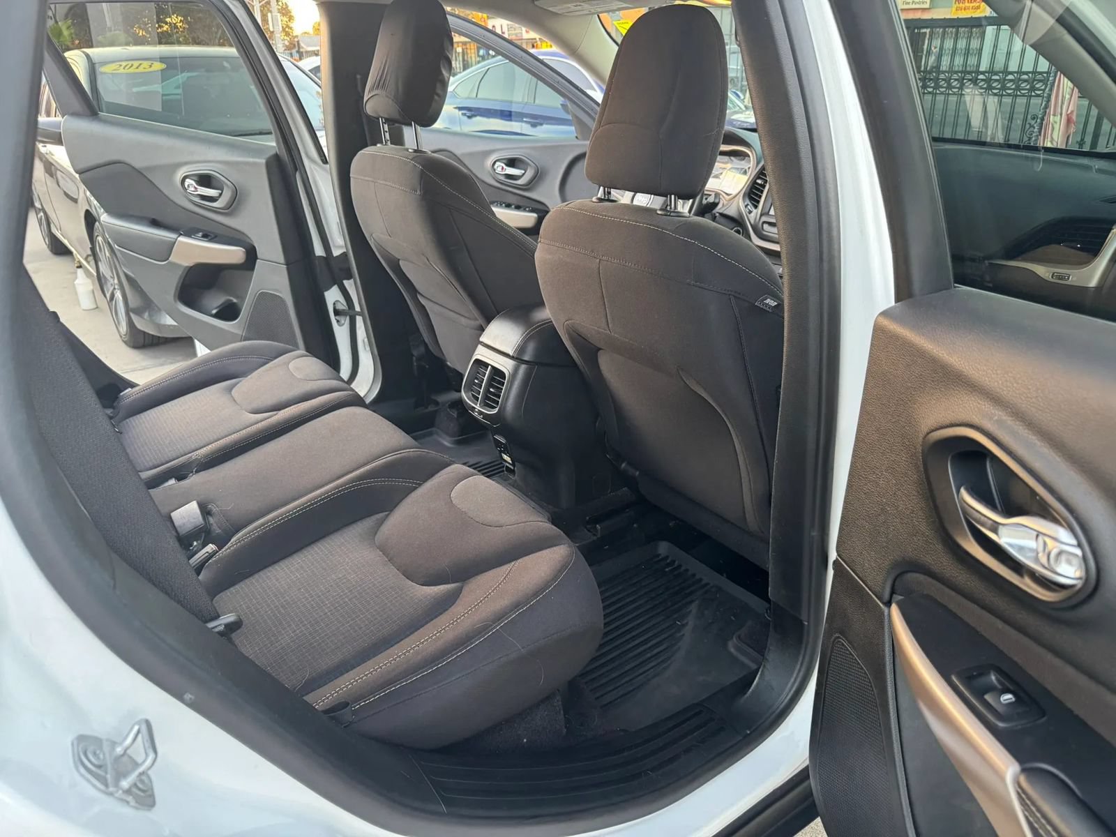 Used 2017 Jeep Cherokee Latitude FWD image 11