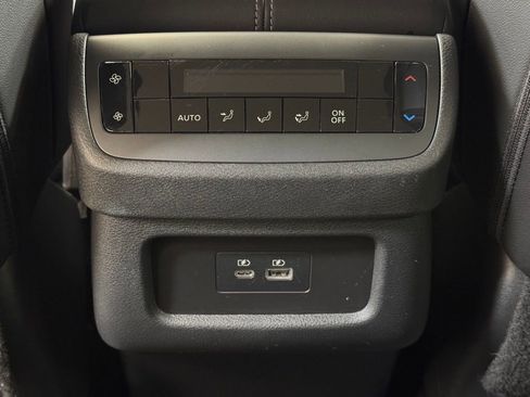 Used 2025 Nissan Pathfinder SL image 17