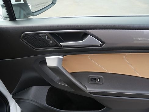 Used 2022 Volkswagen Tiguan SE w/ Panoramic Sunroof Package image 19