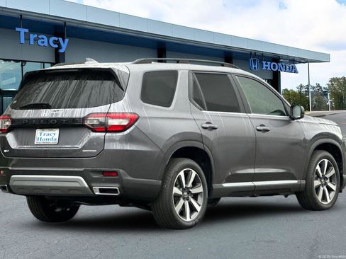 New 2025 Honda Pilot Touring image 4