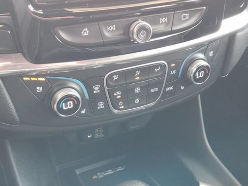 Used 2022 Chevrolet Traverse Premier FWD image 21