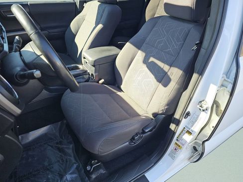 Used 2017 Toyota Tacoma TRD Sport AWD/4WD image 6