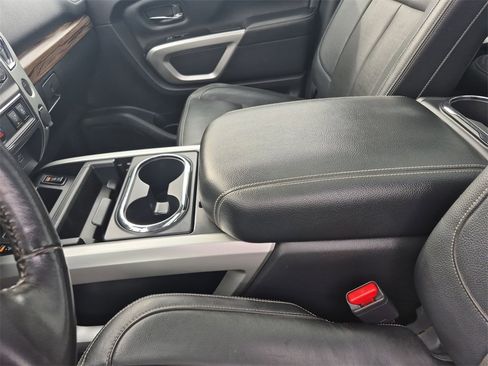 Used 2021 Nissan Titan SL w/ Moonroof Package image 27