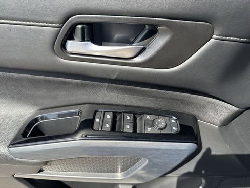 Used 2025 Nissan Pathfinder SL FWD image 23