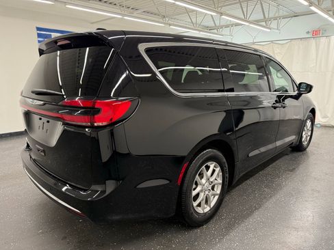 Used 2025 Chrysler Pacifica Select FWD image 2