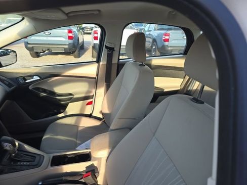 Used 2018 Ford Focus SE FWD image 8