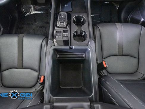 Used 2025 Honda Pilot Touring image 31