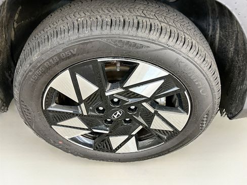 Used 2025 Hyundai Kona SEL image 11