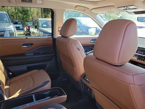 Used 2023 Nissan Pathfinder Platinum image 31