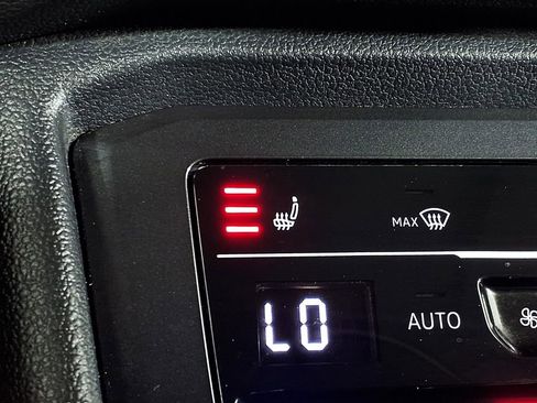 Used 2022 Volkswagen Tiguan SE w/ Panoramic Sunroof Package image 17