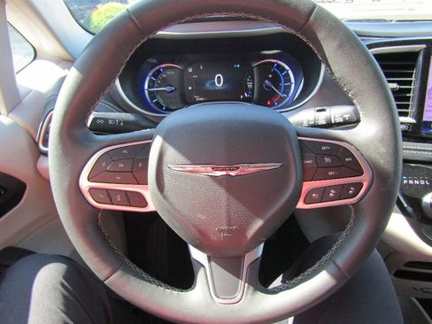 Used 2022 Chrysler Pacifica Touring-L image 11