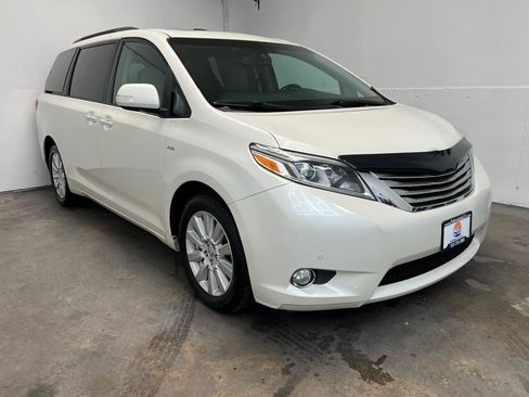 Used 2017 Toyota Sienna Limited Premium AWD/4WD image 3