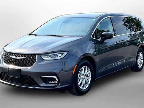 Used 2023 Chrysler Pacifica Touring-L FWD image 3