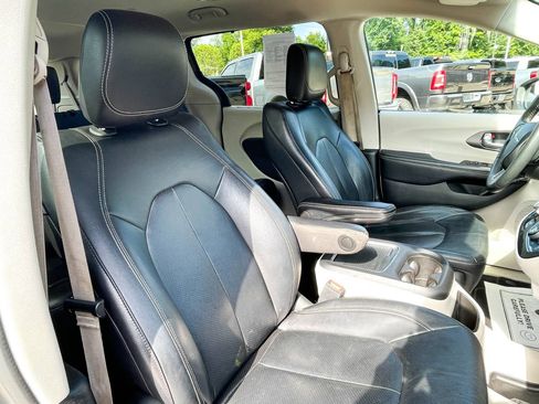 Used 2022 Chrysler Pacifica Touring-L FWD image 10
